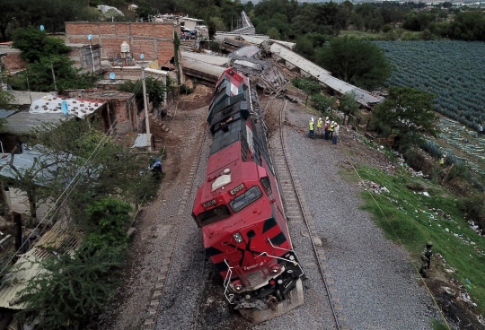 Tergelincir, Kereta Barang Hantam Rumah-Rumah di Meksiko