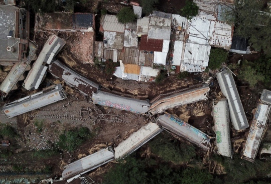 Tergelincir, Kereta Barang Hantam Rumah-Rumah di Meksiko