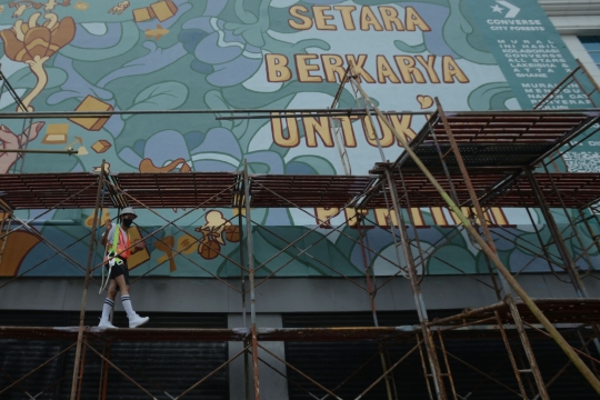 Aksi Seniman Perempuan Lukis Mural Kesetaraan Gender