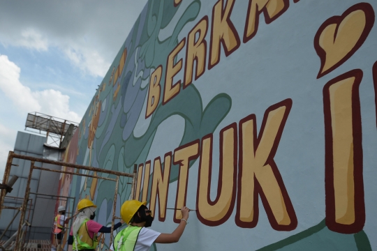 Aksi Seniman Perempuan Lukis Mural Kesetaraan Gender