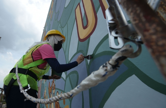 Aksi Seniman Perempuan Lukis Mural Kesetaraan Gender