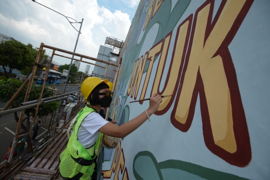 Aksi Seniman Perempuan Lukis Mural Kesetaraan Gender