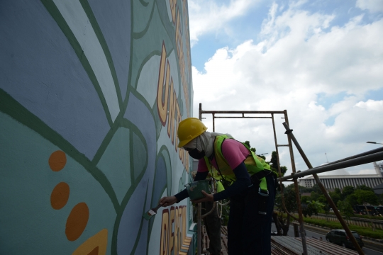 Aksi Seniman Perempuan Lukis Mural Kesetaraan Gender