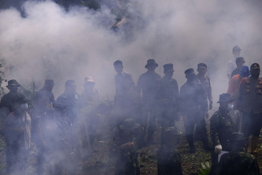 Melihat Pemusnahan Ladang Ganja Siap Panen di Aceh