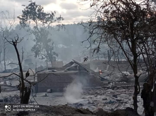 Kondisi Satu Desa Hangus Saat Bentrok Pasukan Militer dan Gerilyawan di Myanmar