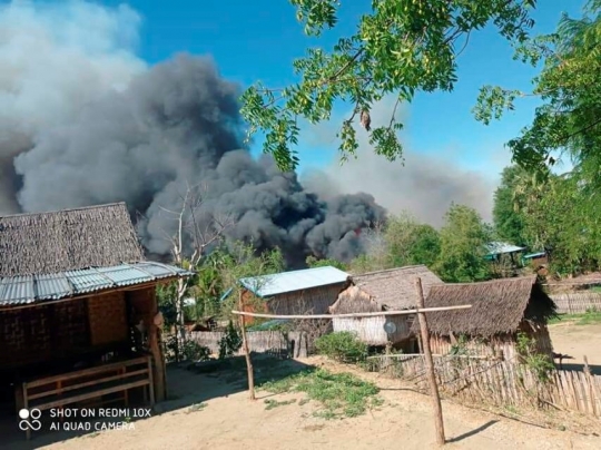 Kondisi Satu Desa Hangus Saat Bentrok Pasukan Militer dan Gerilyawan di Myanmar