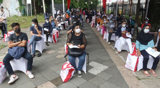 Kegiatan Vaksinasi Covid-19 di Stasiun Bogor