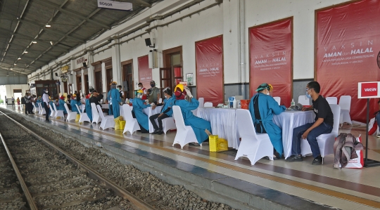 Kegiatan Vaksinasi Covid-19 di Stasiun Bogor