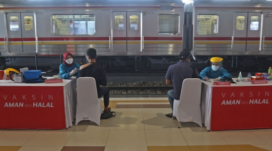 Kegiatan Vaksinasi Covid-19 di Stasiun Bogor