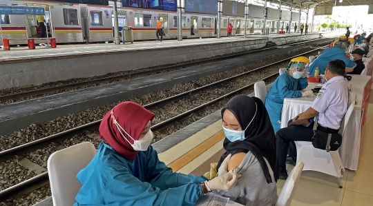 Kegiatan Vaksinasi Covid-19 di Stasiun Bogor