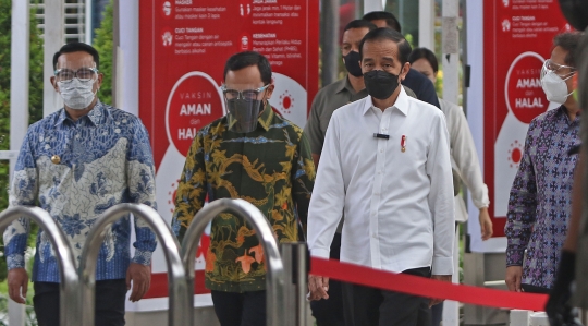 Jokowi Tinjau Kegiatan Vaksinasi di Stasiun Bogor