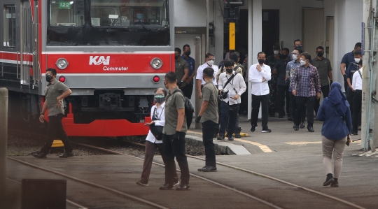 Jokowi Tinjau Kegiatan Vaksinasi di Stasiun Bogor