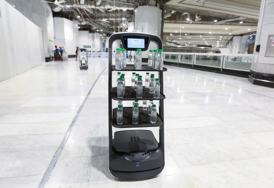 Masjidil Haram Hadirkan Robot untuk Bagikan Air Zamzam ke Jemaah