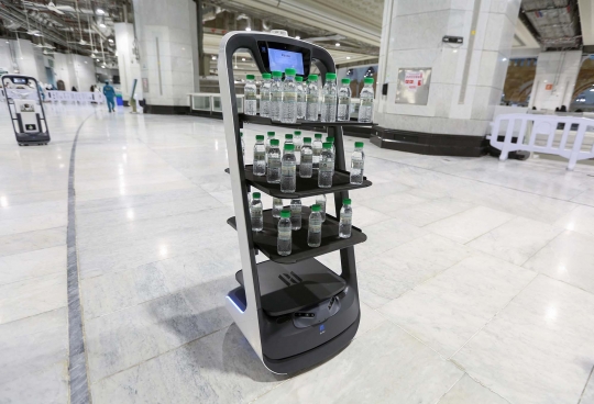 Masjidil Haram Hadirkan Robot untuk Bagikan Air Zamzam ke Jemaah