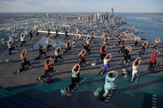 Sensasi Yoga di Puncak Gedung Pencakar Langit New York