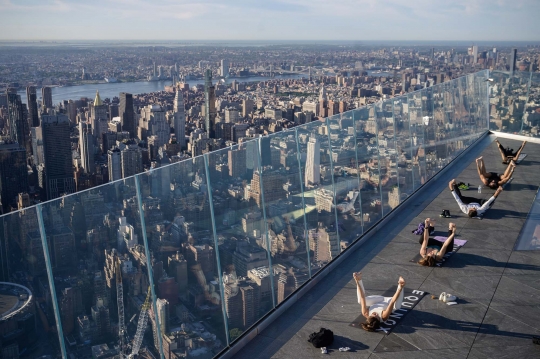 Sensasi Yoga di Puncak Gedung Pencakar Langit New York