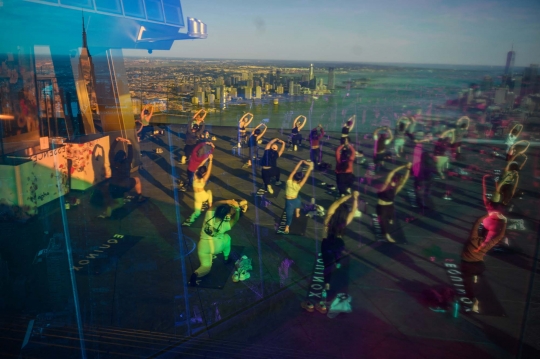 Sensasi Yoga di Puncak Gedung Pencakar Langit New York