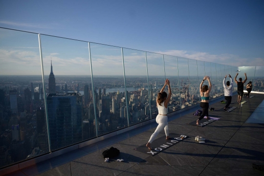 Sensasi Yoga di Puncak Gedung Pencakar Langit New York