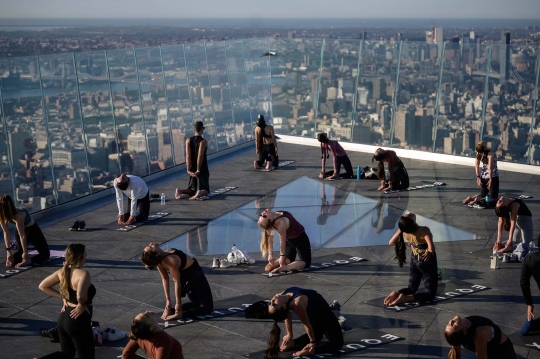 Sensasi Yoga di Puncak Gedung Pencakar Langit New York