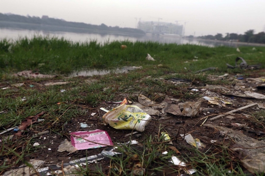 Ceceran Sampah Plastik Cemari Waduk Cincin