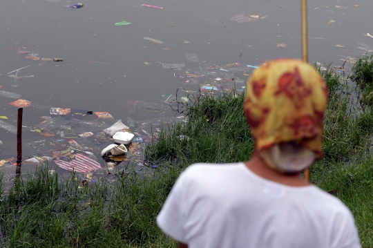 Ceceran Sampah Plastik Cemari Waduk Cincin