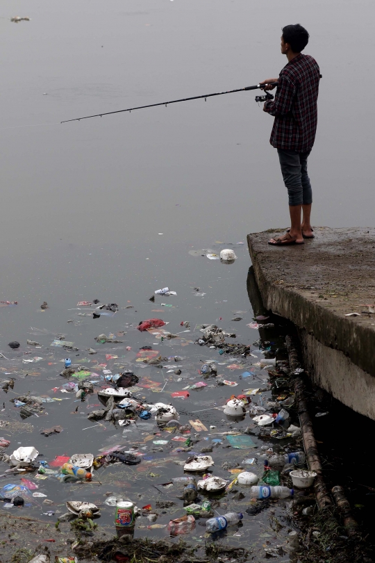 Ceceran Sampah Plastik Cemari Waduk Cincin