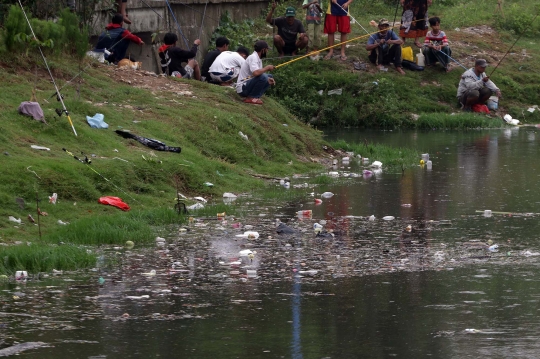 Ceceran Sampah Plastik Cemari Waduk Cincin