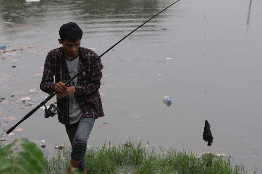 Ceceran Sampah Plastik Cemari Waduk Cincin