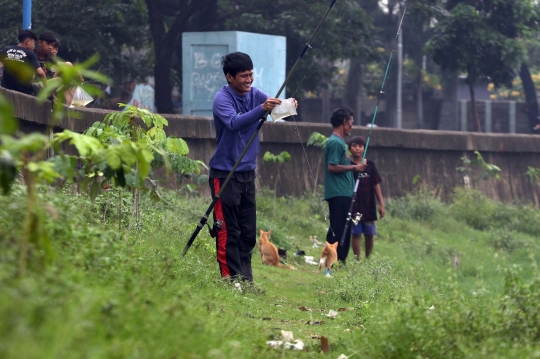 Ceceran Sampah Plastik Cemari Waduk Cincin