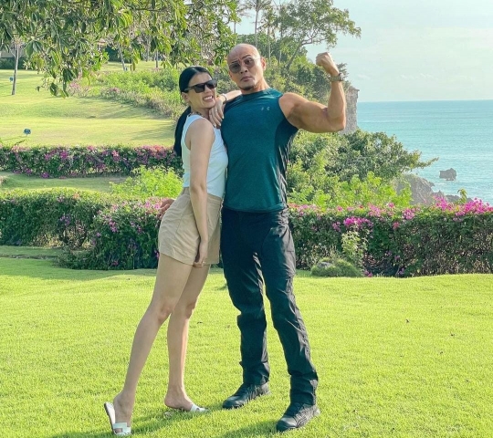 Foto Liburan Deddy Corbuzier dan Sabrina di Bali, Kocak Banget Nyungsep Kena Ombak