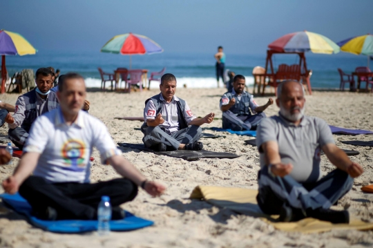 Petugas Kesehatan Palestina Peringati Hari Yoga Internasional di Pantai