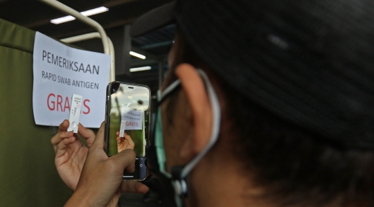 Tes Antigen Acak Pengguna KRL di Stasiun Manggarai