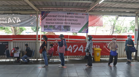 Tes Antigen Acak Pengguna KRL di Stasiun Manggarai