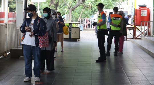 Tes Antigen Acak Pengguna KRL di Stasiun Manggarai