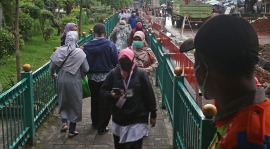 Tes Antigen Acak Pengguna KRL di Stasiun Manggarai