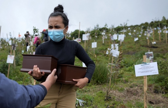 Penguburan Abu Korban Covid-19 di Kolombia