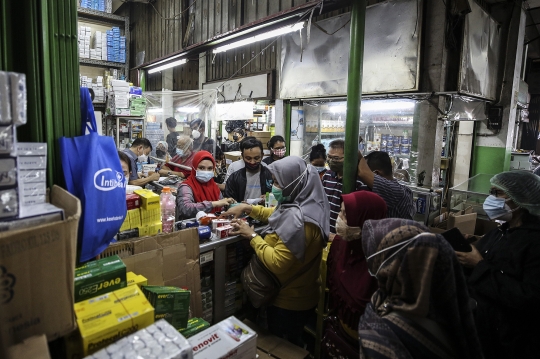 Penjualan Vitamin dan Alat Kesehatan di Pasar Pramuka Meningkat