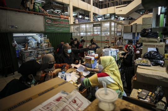 Penjualan Vitamin dan Alat Kesehatan di Pasar Pramuka Meningkat