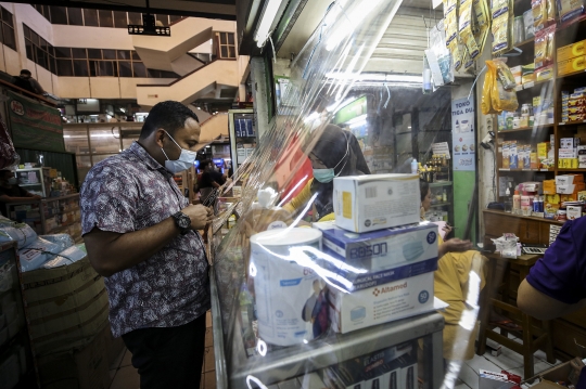 Penjualan Vitamin dan Alat Kesehatan di Pasar Pramuka Meningkat