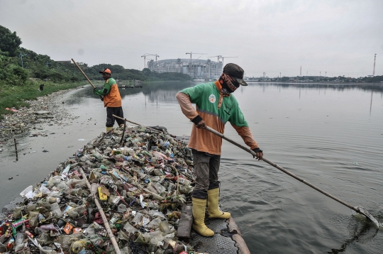 Pembersihan Sampah di Waduk Cincin