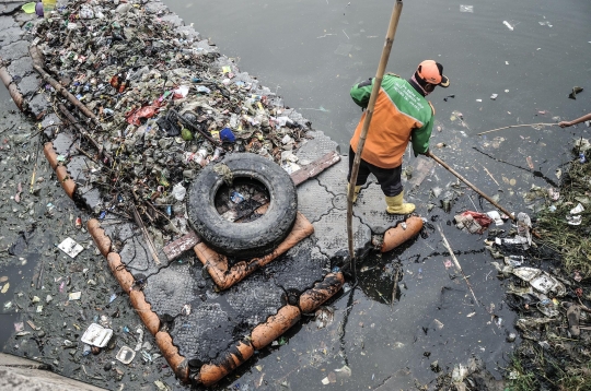 Pembersihan Sampah di Waduk Cincin