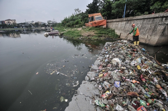 Pembersihan Sampah di Waduk Cincin