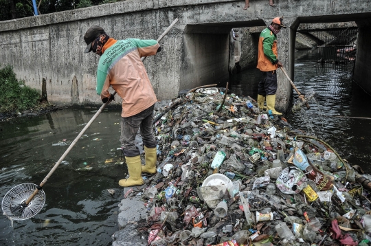 Pembersihan Sampah di Waduk Cincin