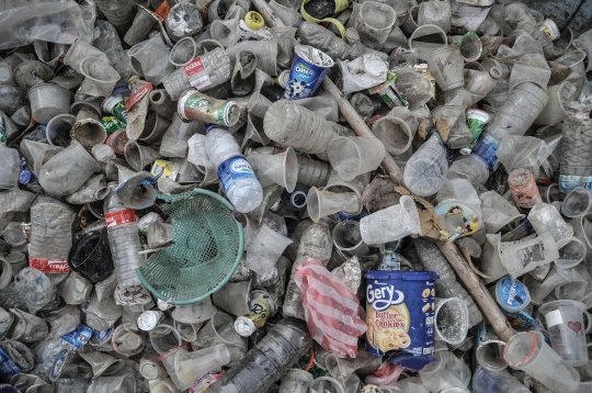 Pembersihan Sampah di Waduk Cincin