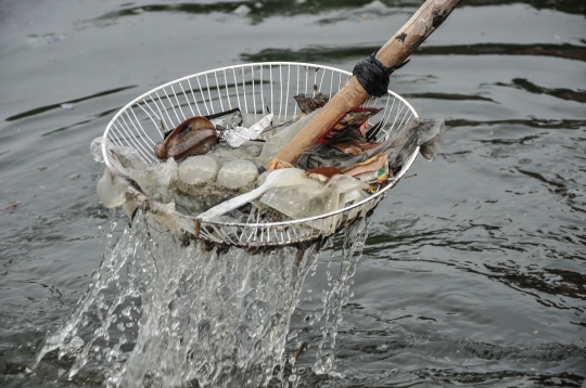 Pembersihan Sampah di Waduk Cincin