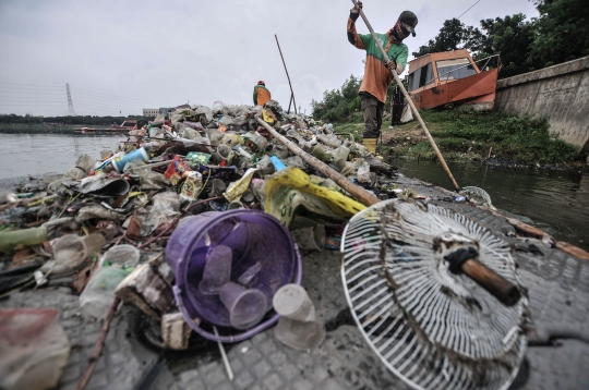 Pembersihan Sampah di Waduk Cincin