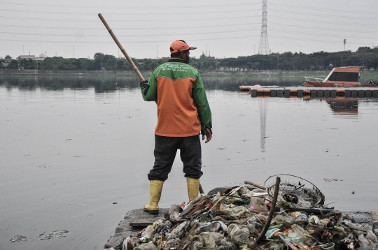 Pembersihan Sampah di Waduk Cincin