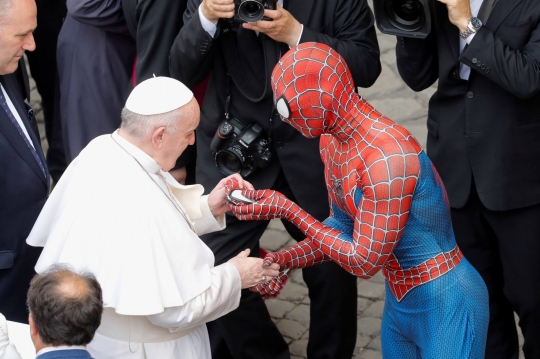 Saat Paus Fransiskus Sapa Spiderman di Vatikan