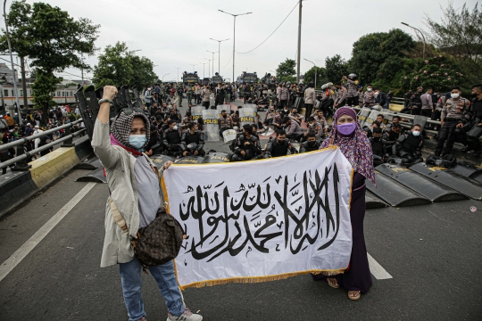 Massa Simpatisan Rizieq Bubarkan Diri Usai Bentrok dengan Aparat