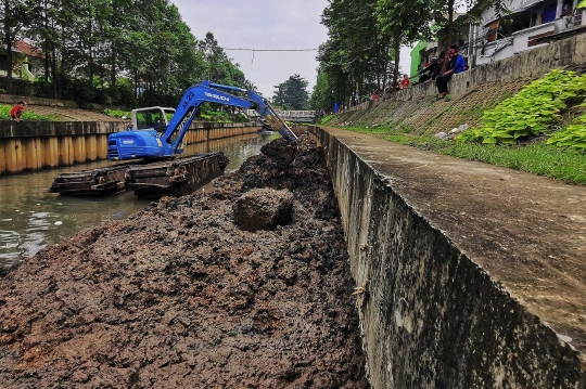 Pengerukan Lumpur di Kali Grogol